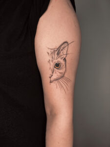 Realistyczny tatuaż oka kota – detaliczny portret pupila na ręce