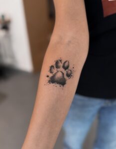 Tatuaż łapek psa – symboliczny tatuaż zwierzaka na przedramieniu