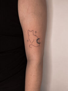 Prosty tatuaż kota konturowy – mały minimalistyczny wzór pupila