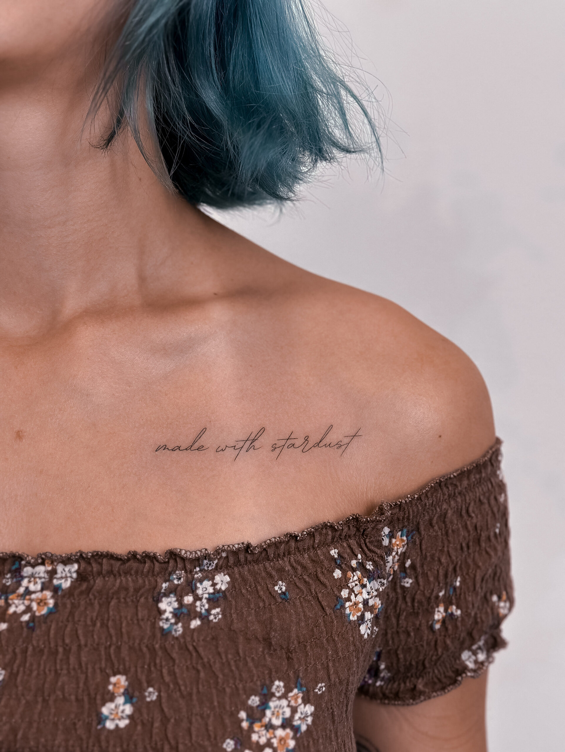 Delikatny tatuaż z napisem w stylu tiny tattoo – inspiracja 3