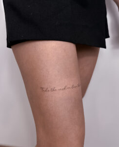 Delikatny tatuaż z napisem w stylu tiny tattoo – inspiracja 5