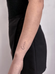 Delikatny tatuaż z napisem w stylu tiny tattoo – inspiracja 7