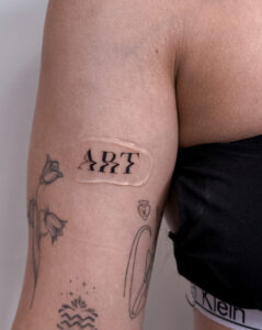 Delikatny tatuaż z napisem w stylu tiny tattoo – inspiracja 11