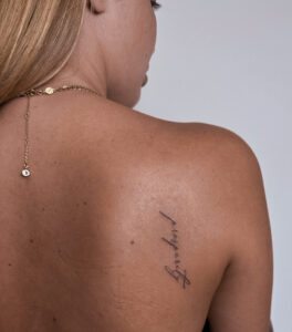 Delikatny tatuaż z napisem w stylu tiny tattoo – inspiracja 13