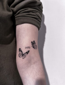 Subtelny tatuaż ze zwierzęcym motywem w stylu tiny tattoo – inspiracja 5